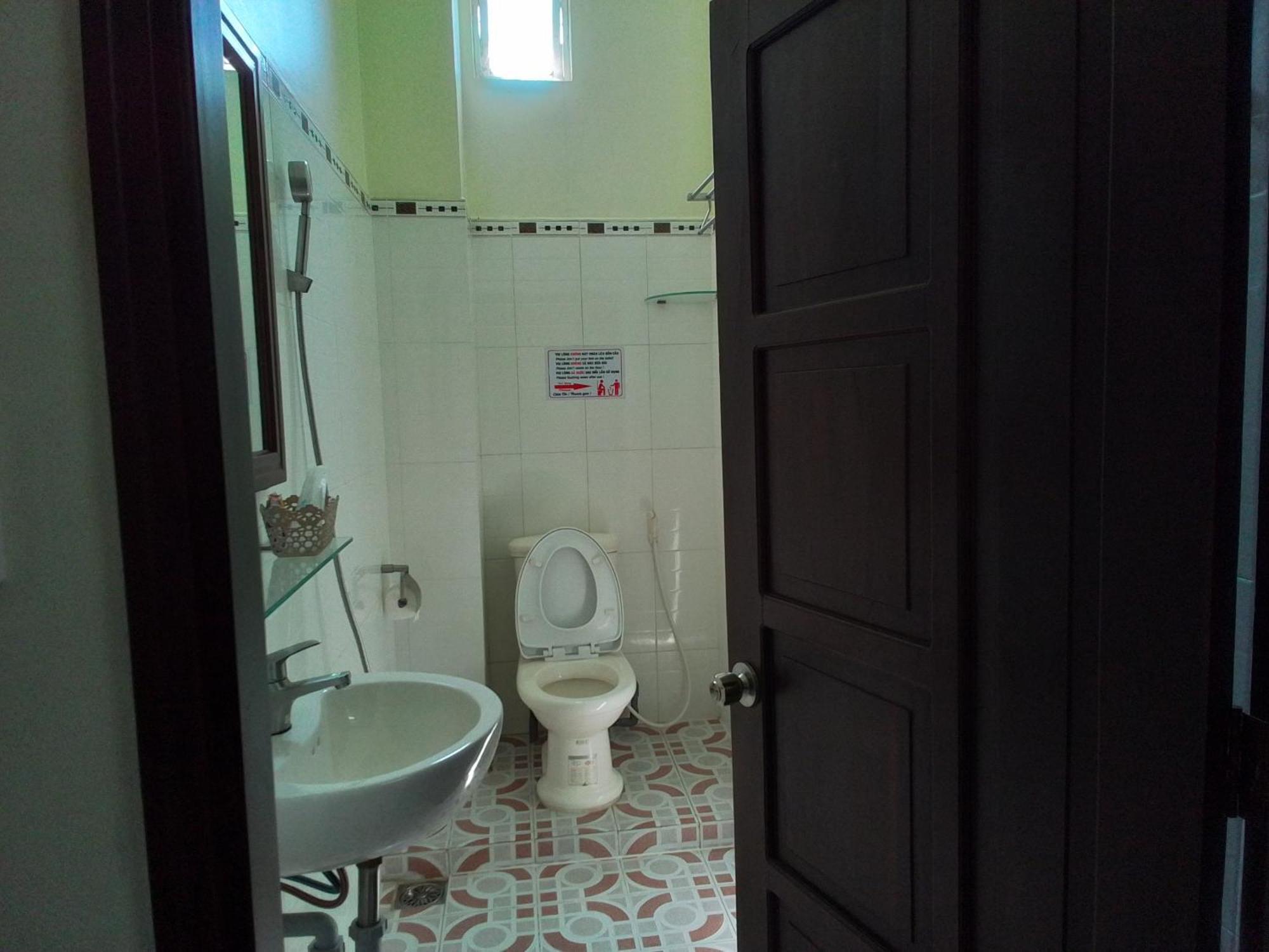 Hostel Dang Loi ホステルダンロイ Chau Doc Exterior foto