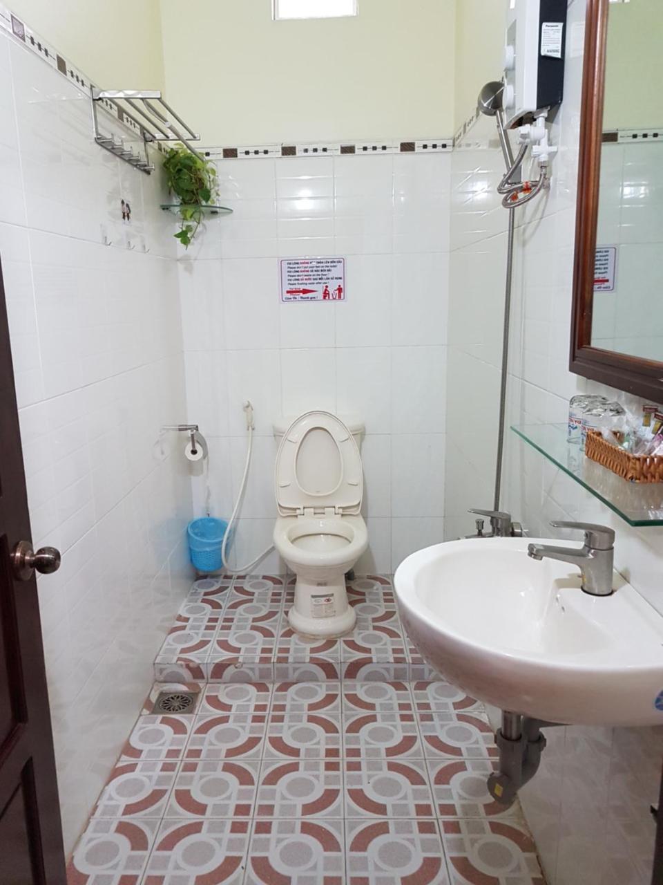 Hostel Dang Loi ホステルダンロイ Chau Doc Exterior foto